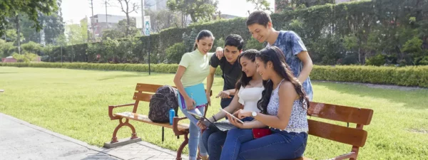 chicos-conversando-en-universidad-cayetano-heredia-2 (1)