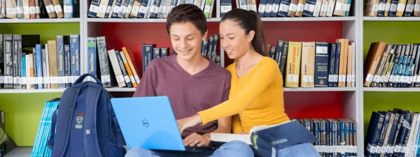 estudiantes-heredianos-en-biblioteca-formato-horizontal